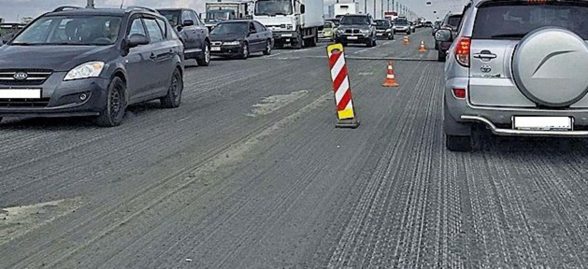 Ограничено движение транспорта на съезде с моста Патона на Днепровскую Набережную