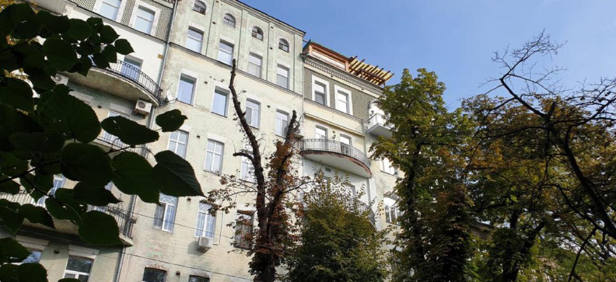 В Киеве продолжают издеваться над старинными зданиями