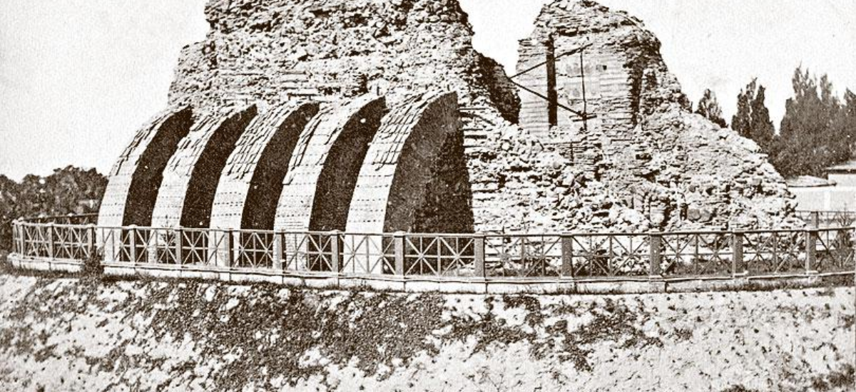 У1832 році були відриті з землі залишки рештки Золотих воріт