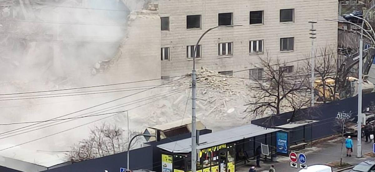 В центре сталици рушат здание