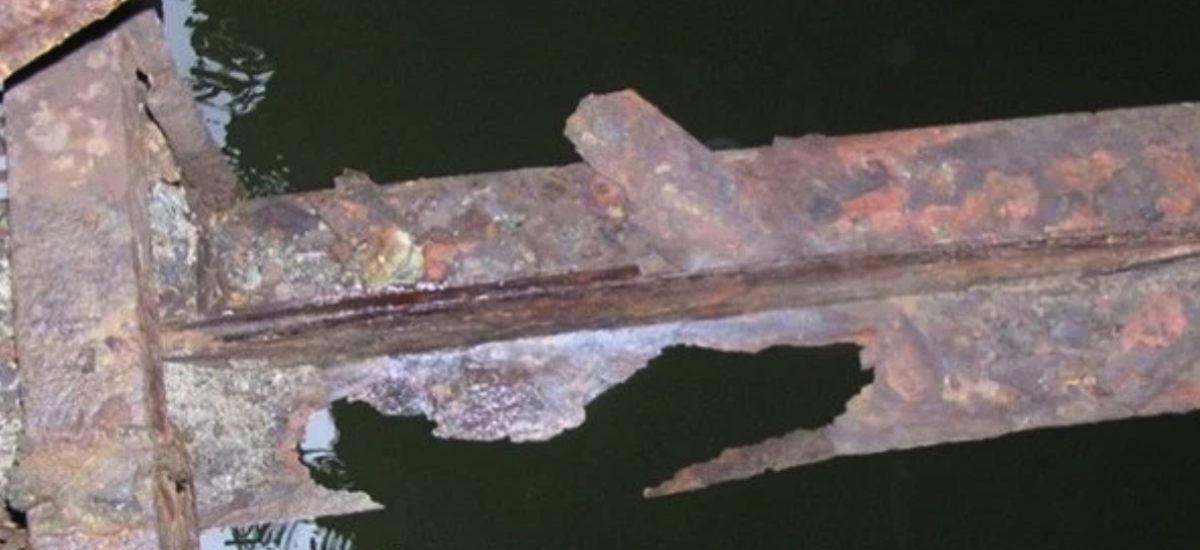 Міст Патона гниє з 2017 — і лише тепер усі забили на сполох