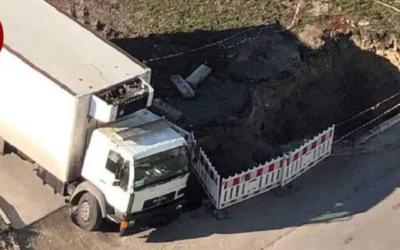 Грузовик упал в яму разрытую коммунальщиками