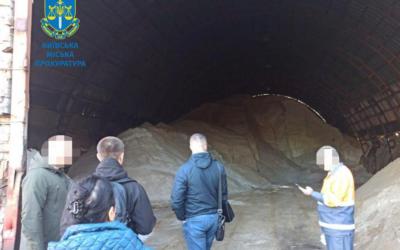 Закупили дорожню сіль із переплатою: колишньому керівнику КП "ШЕУ Подільського району" повідомлено про підозру