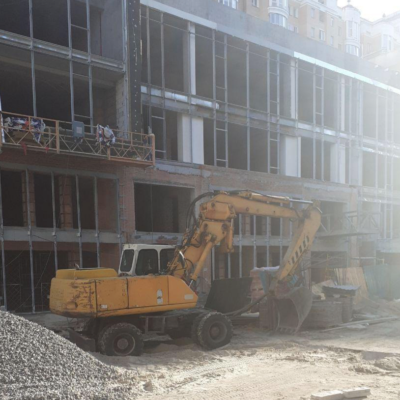 Застройщик бешеными темпами достраивает долгострой на улице Маршала Тимошенка, 21