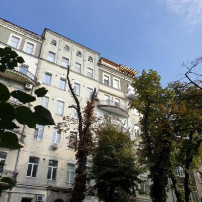 ​​В Киеве продолжают издеваться над старинными зданиями